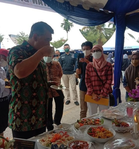 Wali Kota Jambi, Syarif Fasha mencicipi makanan di Festival Kuliner Kota Jambi.