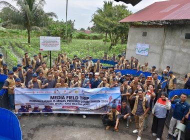 Peserta Media Field Trip Forum Jurnalis Migas Jambi Tahun 2026 meninjau program budidaya ikan air tawar binaan Pertamina EP Jambi yang dikembangkan bersama masyarakat Desa Kasang Lopak Alai, Muaro Jambi.