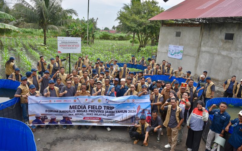 Peserta Media Field Trip Forum Jurnalis Migas Jambi Tahun 2026 meninjau program budidaya ikan air tawar binaan Pertamina EP Jambi yang dikembangkan bersama masyarakat Desa Kasang Lopak Alai, Muaro Jambi.