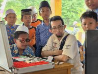 Siswa SD YKP Pertamina mengikuti pemeriksaan kesehatan mata dalam program SHU Eco-vation Day: Lensa Energi