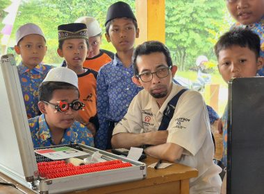 Siswa SD YKP Pertamina mengikuti pemeriksaan kesehatan mata dalam program SHU Eco-vation Day: Lensa Energi