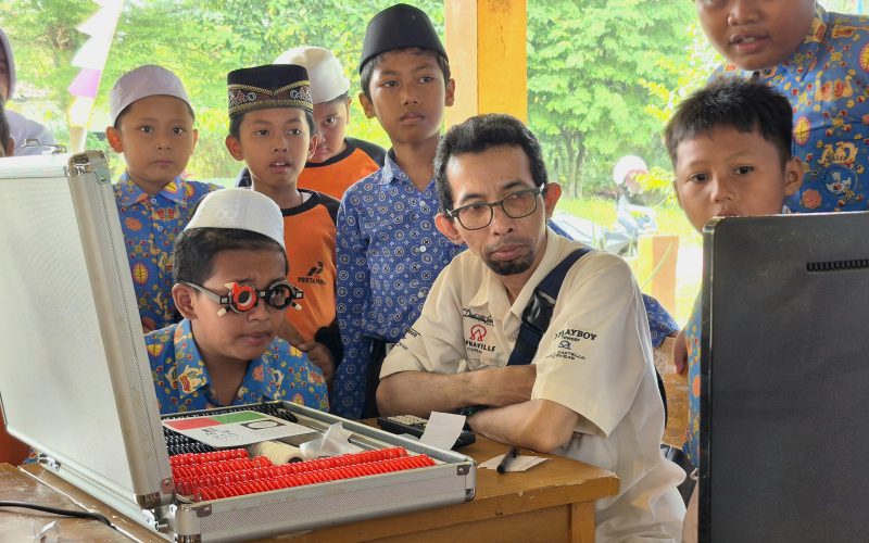 Siswa SD YKP Pertamina mengikuti pemeriksaan kesehatan mata dalam program SHU Eco-vation Day: Lensa Energi