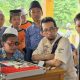 Siswa SD YKP Pertamina mengikuti pemeriksaan kesehatan mata dalam program SHU Eco-vation Day: Lensa Energi