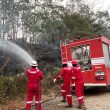 Tim HSSE Pertamina EP Jambi memadamkan kebakaran lahan menggunakan fire truck di salah satu lokasi karhutla di Jambi.
