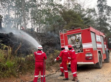 Tim HSSE Pertamina EP Jambi memadamkan kebakaran lahan menggunakan fire truck di salah satu lokasi karhutla di Jambi.