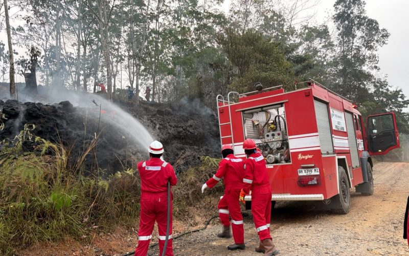 Tim HSSE Pertamina EP Jambi memadamkan kebakaran lahan menggunakan fire truck di salah satu lokasi karhutla di Jambi.