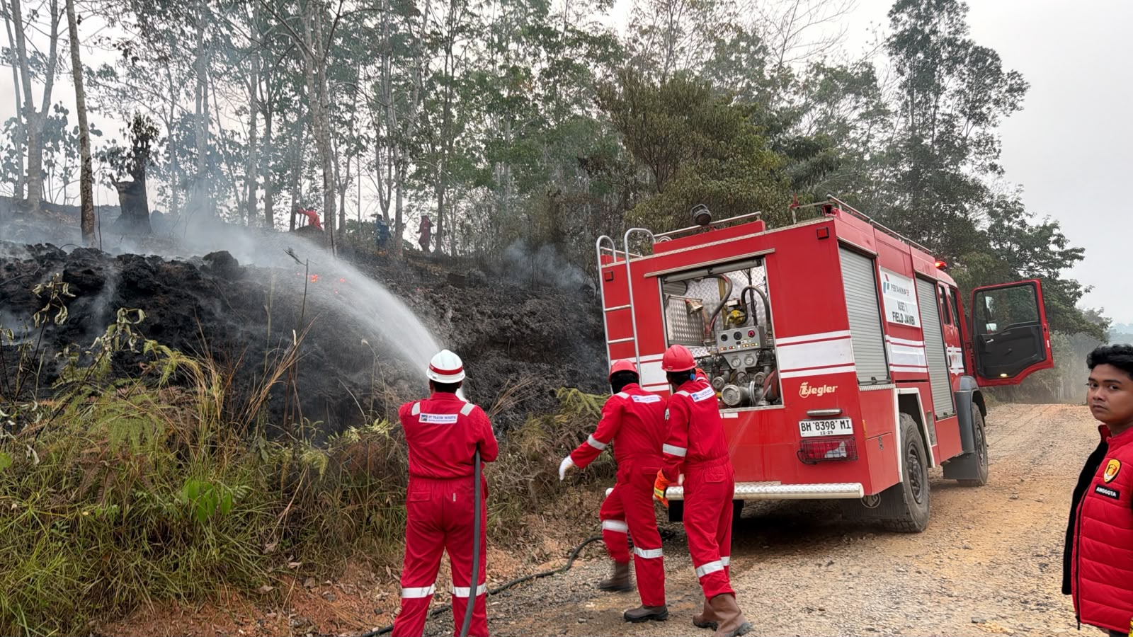 Tim HSSE Pertamina EP Jambi memadamkan kebakaran lahan menggunakan fire truck di salah satu lokasi karhutla di Jambi.