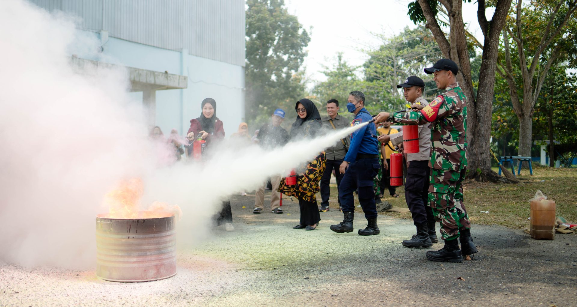 Warga Kenali Asam mengikuti simulasi pemadaman api menggunakan Alat Pemadam Api Ringan (APAR) dalam kegiatan sosialisasi pengamanan jalur pipa Pertamina EP Jambi Field.