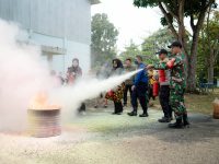 Warga Kenali Asam mengikuti simulasi pemadaman api menggunakan Alat Pemadam Api Ringan (APAR) dalam kegiatan sosialisasi pengamanan jalur pipa Pertamina EP Jambi Field.