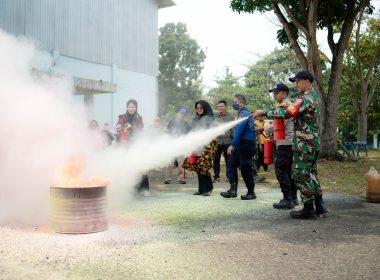 Warga Kenali Asam mengikuti simulasi pemadaman api menggunakan Alat Pemadam Api Ringan (APAR) dalam kegiatan sosialisasi pengamanan jalur pipa Pertamina EP Jambi Field.