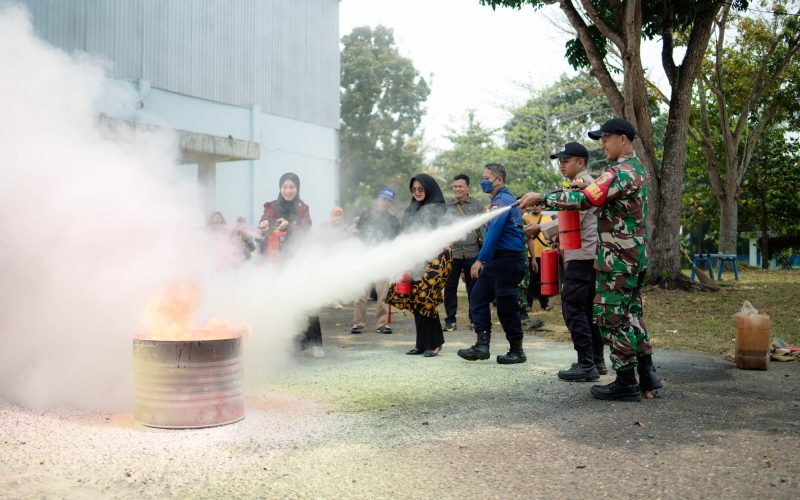 Warga Kenali Asam mengikuti simulasi pemadaman api menggunakan Alat Pemadam Api Ringan (APAR) dalam kegiatan sosialisasi pengamanan jalur pipa Pertamina EP Jambi Field.