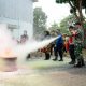 Warga Kenali Asam mengikuti simulasi pemadaman api menggunakan Alat Pemadam Api Ringan (APAR) dalam kegiatan sosialisasi pengamanan jalur pipa Pertamina EP Jambi Field.
